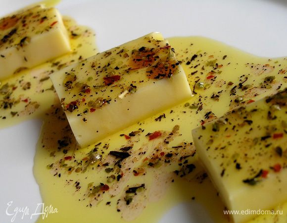 Выложить на подогретое блюдо, полить маринадом. Оставить сыр мариноваться при комнатной температуре около 1 часа.


