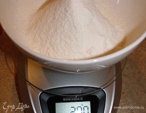 Добавить смесь из пшеничной муки, кукурузной и миндаля молотого (тонко).
на фото кукурузная и миндальная под пшеничной, еще не перемешана, поэтому весы показывают все 200 грамм..
