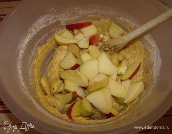 Порезать яблоки,произвольно, кожуру я не удаляю,  выложить в тесто... перемешать.