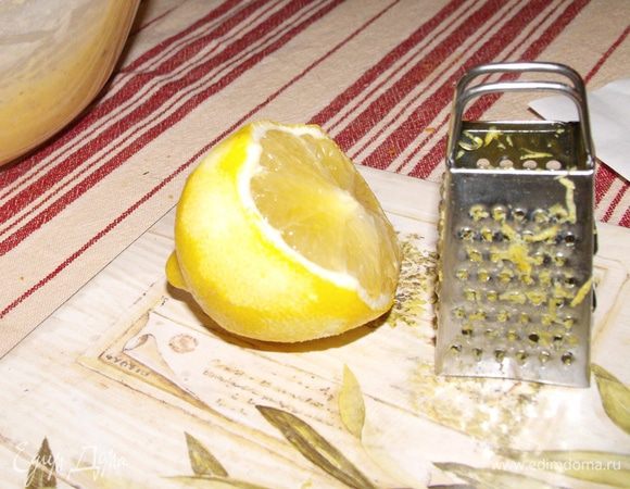 Потереть цедру половинки лимона в тесто,не забыть ваниль. У меня просто ванильная пудра,пол чайной ложки.