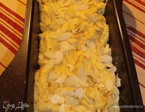 Выложить в форму, я использовала классическую для кекса.... сверху присыпать миндальной стружкой.... и в духовку на 40 - 45 мин. при 180 гр.
