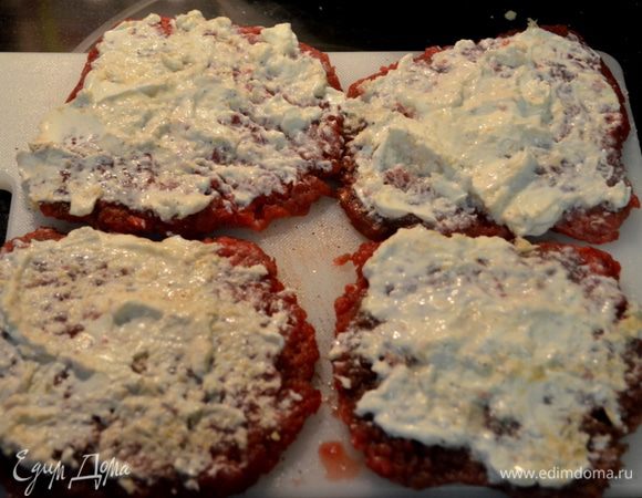 Говядину нарезать кусками,отбить,посолить и поперчить.Обмазать частью сметаны.
Лук предлагается обжарить в кляре.Я просто нарезала кольцами и положила под говядину.