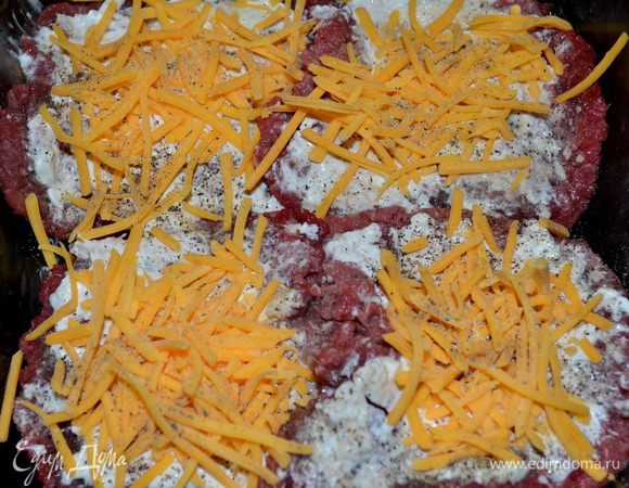 Положить на сковороду или в жаропрочное  блюдо с разогретым маслом,посыпать тертым сыром и запечь в духовке при тем-ре 190 гр. примерно час. Можно прикрыть сверху фольгой, чтоб сыр не подгорел.