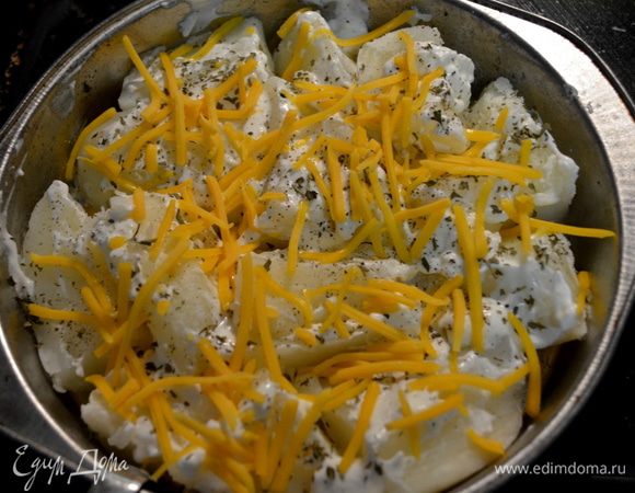 Картофель чищенный отварить,уложить на сковороду или в форму,помазать оставшейся сметаной, посыпать тертым сыром и обжарить в духовке до золотистой корочки.