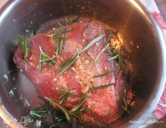 Окорок натереть смесью соли, перца и мускатного ореха. Чеснок ( 4 зубца)  пропустить через пресс, натереть им свинину, чеснок можете размять с солью – так даже лучше будет. С веточек розмарина оборвать листочки и обернуть ими мясо. Оставить на 1 час. 