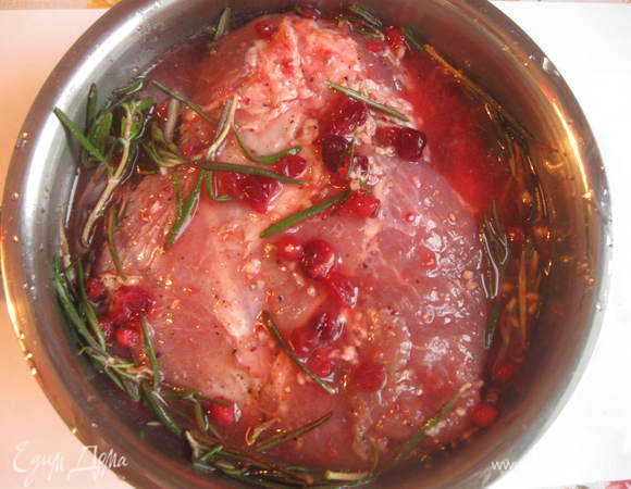 Выдавим сок из лимона и апельсина, смешиваем с вином, добавим соусы из дикой брусники – 3 ст.л. и клюквы – 3 ст.л.. 
(Соусы можно приготовить самим, можно купить готовые. Брусничный соус я взяла готовый.
А вот  рецепт клюквенного соуса:  сполосните ягоды и выложите их в кастрюлю или сковородку, в которой будете готовить соус . Замороженные ягоды размораживать не нужно. Апельсин хорошо помыть. Натрите цедру и добавьте ее к ягодам. Выдавите сок из апельсина и тоже добавьте в посуду. Добавьте воду, сахар, коньяк. Дайте смеси прокипеть на слабом огне 5-10 минут.). Соуса получится больше, чем требуется для маринада, оставшийся - положите в холодильник, можете его подать к готовому блюду.
 
Добавляем к мясу маринад. Оставляем на 1- 2 часа .  Вынимаем мясо, просушиваем салфетками. Розмарин из  маринада удаляем, а маринад ставим в холодильник. Он еще пригодится.
