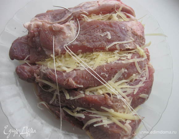 Зашиваем разрезы. Разогреваем духовку до 200 градусов.  Заворачиваем свинину в фольгу и ставим в духовку на 1 час. 

