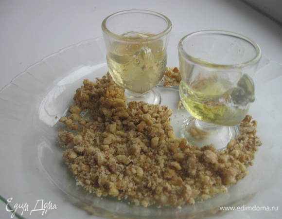 Размять орехи, советую пользоваться ступкой, т. к.  при этом способе выделяется  ореховое масло, смешать с медом. 

