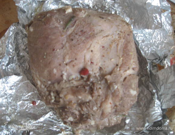 Вынуть свинину из духовки, снять фольгу, обмазать  оливковым маслом, медово-ореховой смесью. Маринад вынуть из холодильника и  разогреть на плите, он должен быть горячим. Добавляем его в форму. 

Окорок  вместе с  сельдереем  и головками чеснока отправляется в духовку на  15-20 минут при температуре 180 градусов. Периодически поливайте жидкостью мясо.