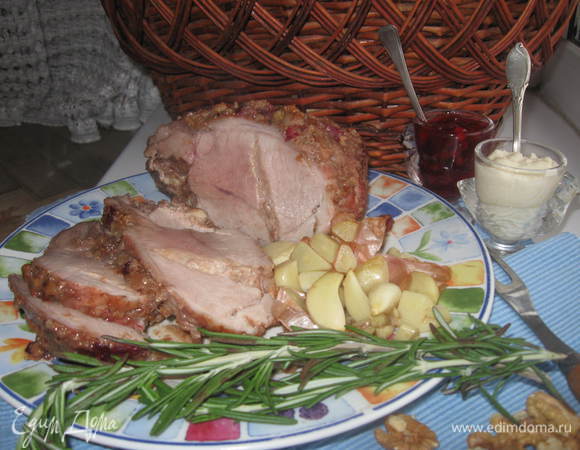 Нарезать окорок. Гарнировать чесноком. Подать к мясу брусничный соус, а так же хрен.