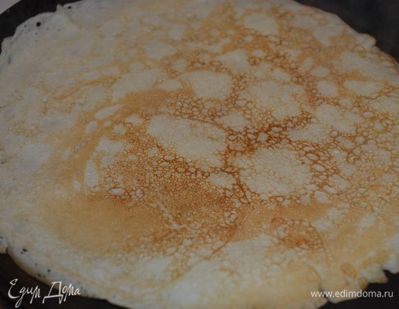 Первым делом печем блины! У меня есть 3 любимых рецепта: заварные, на кефире и дрожжевые! Тут дело каждой хозяйки. Такой террин классно делать если вы напекли много блинов и у вас они остались..но у меня такого не было ни разу, я пекла специально! 