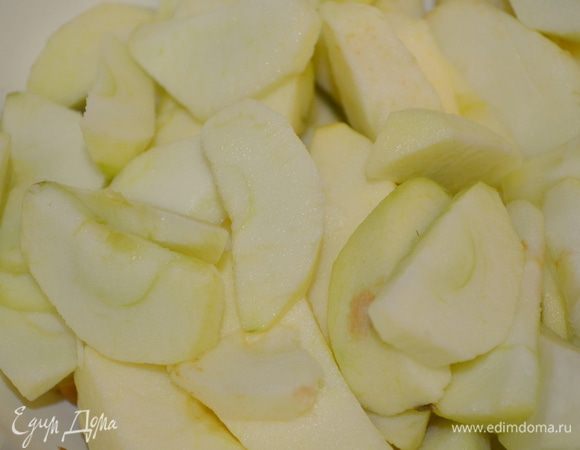 готовим начинку: яблоки моем, чистим и режем на крупные кубики