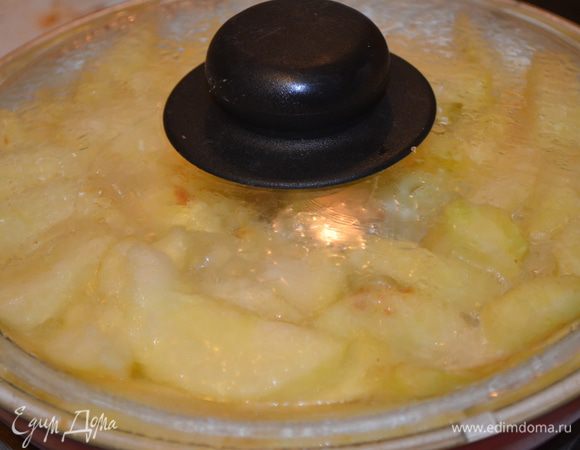 в глубокой сковороде растапливаем сливочное масло, выкладываем яблоки, добавляем 1/3 стакана воды и тушим 10 минут под крышкой