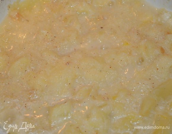 когда яблоки станут мягкие добавляем сахар, корицу и сливки и тушим еще минут 5-7...в результате яблоки должны стать мягкие как пюре. 