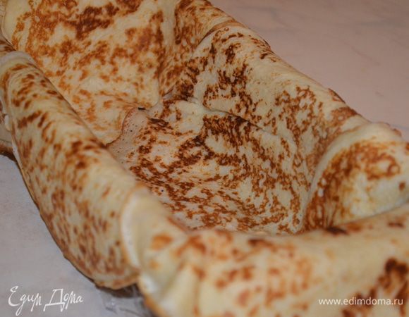 выкладываем дно блинами так, чтобы края как следует свисали. На это у меня ушло 4 блина