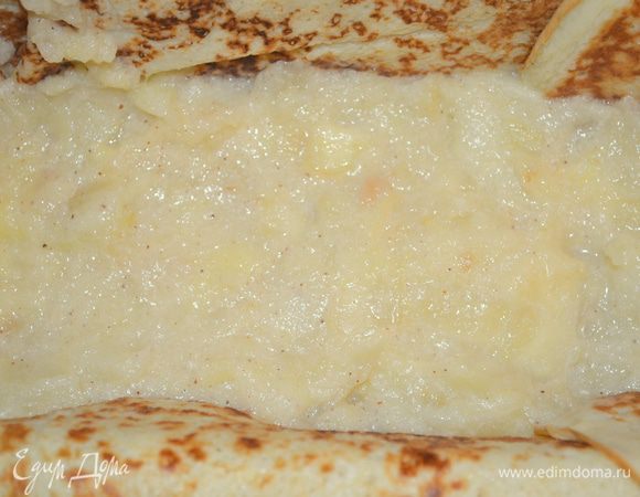 выкладываем половину начинки (ее заранее надо остудить)