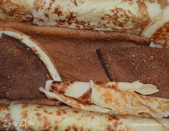 сверху укладываем еще примерно 3 блина, так чтобы начинка была закрыта. Можно блины разрезать