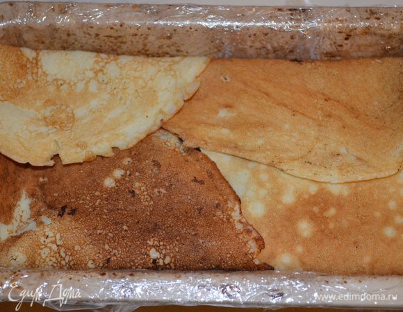 выкладываем оставшуюся начинку, заворачиваем свисающими краями блинов. 