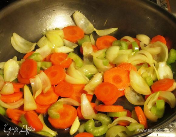 Вглубокой сковороде разогреть 4 ст.л. оливкового масла и обжарить овощи на слабом огне 4 - 5 мин.,постоянно помешивая.