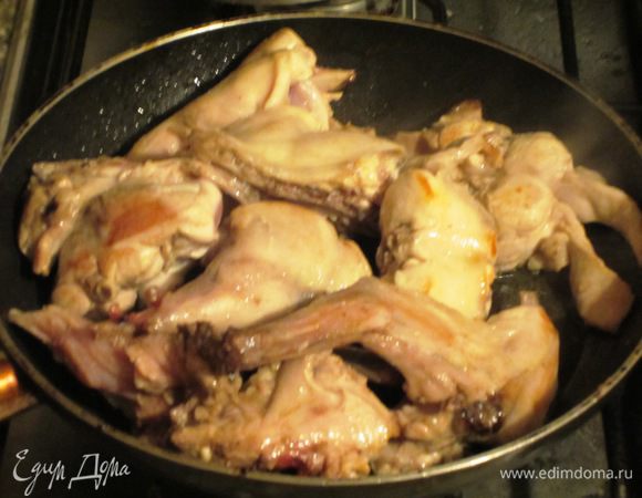 Разрезать кролика ,помыть,промокнуть бумажным полотенцем и обжарить в 4 ст.л. оливкового масла на сильном огне  5 мин..