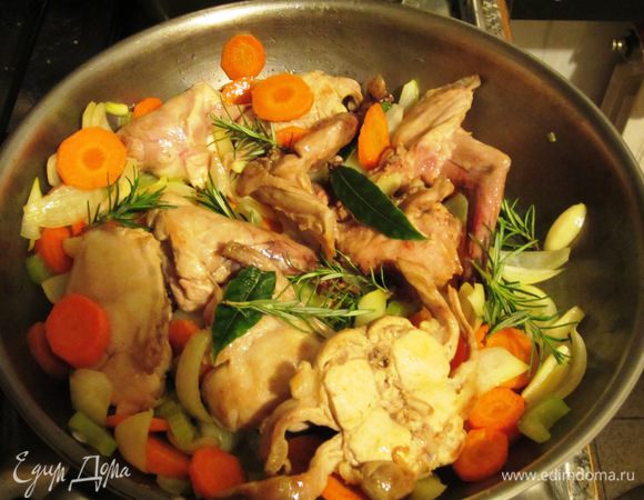 Добавить овощи,ароматные травки и оставить на несколько минут на огне ,чтобы объединить все ароматы.Влить вино  и готовить до выпаривания алкоголя.