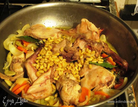 Добавить кедровые орешки,посолить,поперчить,влить бульон ,накрыть крышкой и тушить 45-50 мин. на слабом огне .Приятного аппетита:)