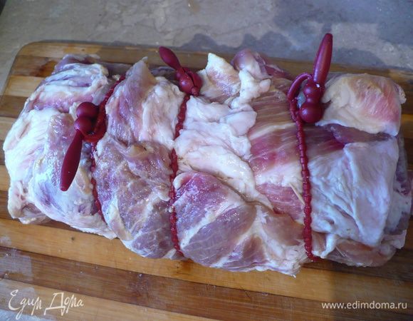 Мясо разрезаем на пополам, но не до конца. Далее рядом поперек делаю еще надрезы, что бы мясо превратилось в пласт, который будет удобно свернуть рулетом. промываем мясо холодной водой 