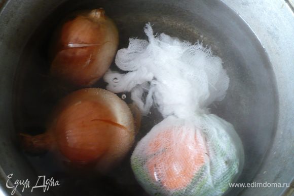 Делаем рассол. в кастрюлю наливаем воду холодную, далее туда отправляем 2 луковицы (целиком и с шелухой, только предварительно помытые).