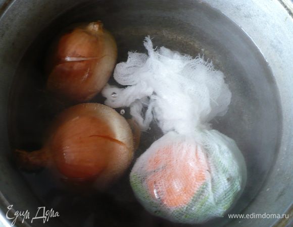 Делаем рассол. в кастрюлю наливаем воду холодную, далее туда отправляем 2 луковицы (целиком и с шелухой, только предварительно помытые).
