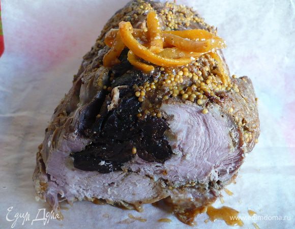 За время готовки, я 2 раза вынимала мясо (пока пакет был еще целый), и переворачивала его, что бы выделяемый сок все пропитал. а минут за 30 до окончания готовки, я пакет проткнула, еще раз полила мясо образовавшимся соком и поставила его зарумяниться.