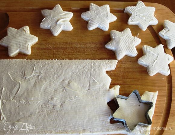 На  хлеб тонким слоем намазать сливочный сыр и формочкой для печенья вырезать звёздочки.