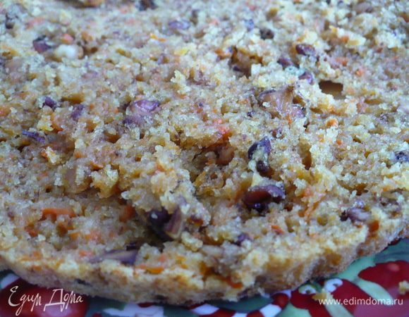 «Сухие» составляющие всыпать  в«мокрые» и перемешать вручную (не взбивать).
Далее добавить к смеси морковь и орехи. Перемешать вручную ложкой или вилкой.
Выложить тесто в 2 формы (или пеките по очереди).  
