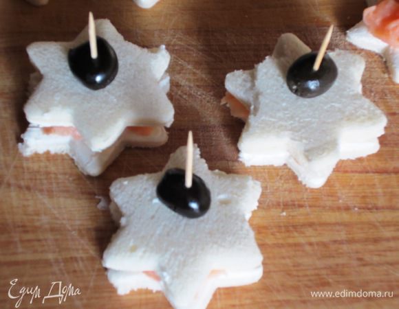 .....накрыть вторым куском хлеба,скрепить зубочисткой и украсить маслинами.Приятного аппетита:)