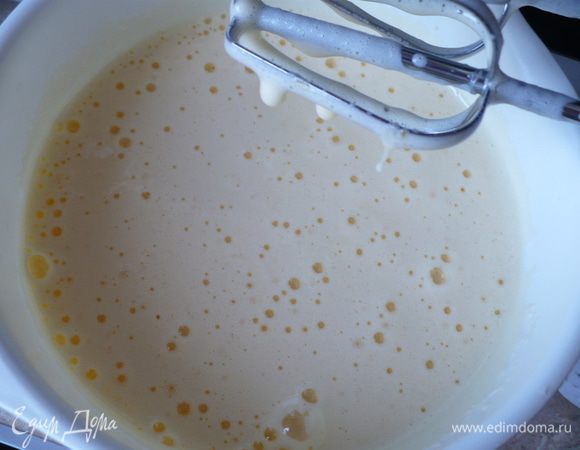 Нагреть духовку до 180. противень выстелить пекарской бумагой, смазать маслом и присыпать ложкой какао. яйца взбивать миксером с сахаром 8 минут! До получения пышной массы. 