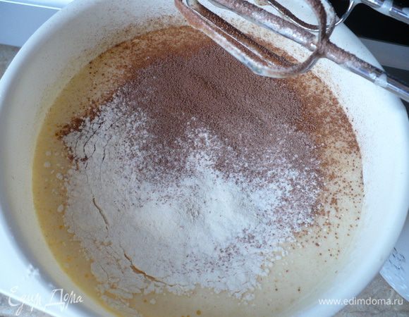 Далее подмешать просеянную муку, какао и разрыхлитель.