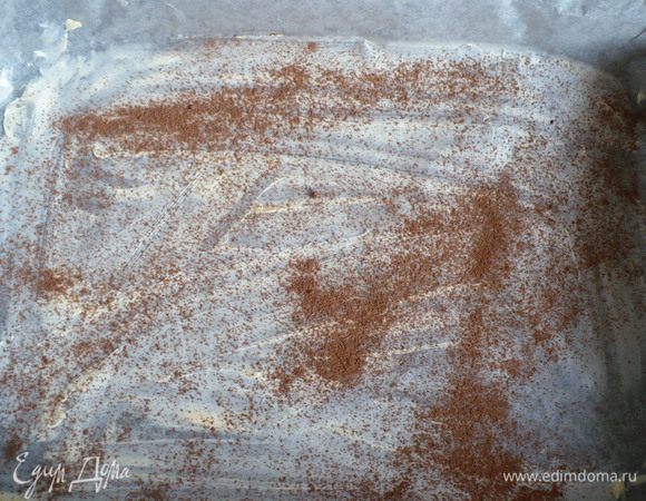Тесто вылить на противень, разровнять и выпекать 15 минут.