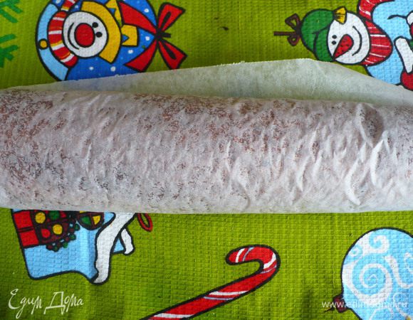 Готовый бисквит свернуть вместе с бумагой в рулет и дать ему остыть.  