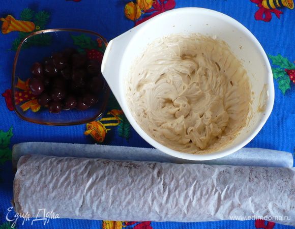 Сливки взбить с парой ложек сахарной пудры в крепкую пену. 