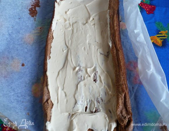 Рулет развернуть, промазать сливками и выложить вишню. Снова свернуть.