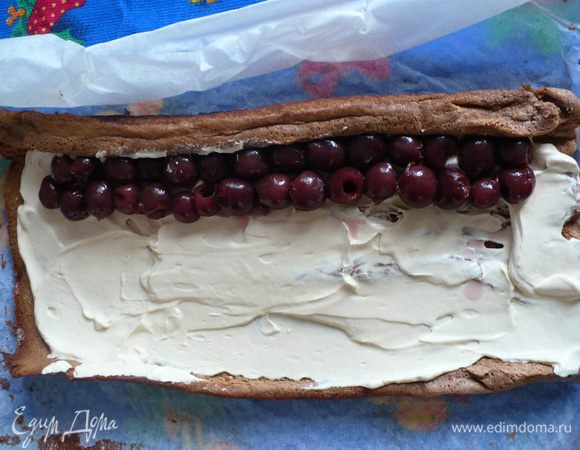 Вишню я тут выложила в 2 ряда..делала впервые этот рулет..Хочу сказать, что прекрасно поместится и 3 ряда вишни!! 