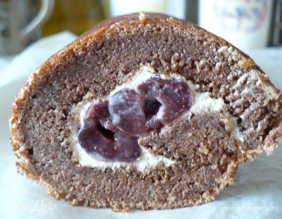 Сворачиваем рулет. Неровный край обрезаем. И наискосок отрезаем от рулетика кусочек для "ветки"