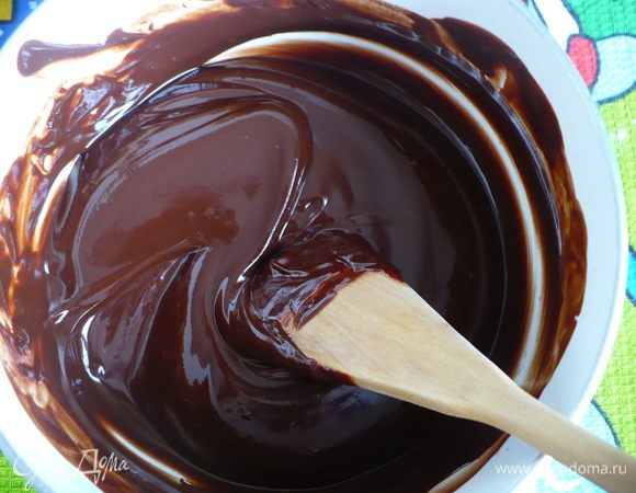 Делаем глазурь. На водяной бане топим масло и шоколад. 
