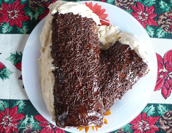 еще осталось немного крема, поэтому сделала такой "снежок" по бокам! 