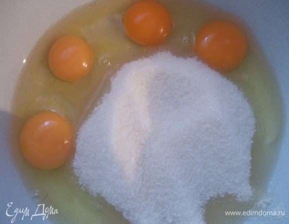 Начнем с приготовления бисквита. Яйца взбиваем с сахаром до бела.