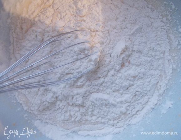 Затем добавляем муку и разрыхлитель. Взбиваем, выливаем в форму смазанную маслом и выпекаем пол часа при 180 С.