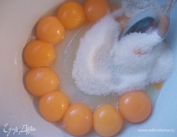 Для приготовления суфле, желтки отделяем от белков. К желткам добавляем пол стакана сахара, хорошо взбиваем.