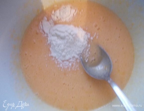 Затем добавляем ложку муки и молоко.Ставим на водяную баню и не прекращая взбивать варим крем.