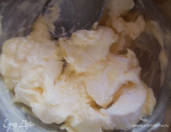 Мягкое сливочное масло взбиваем с пачкой ванилина.