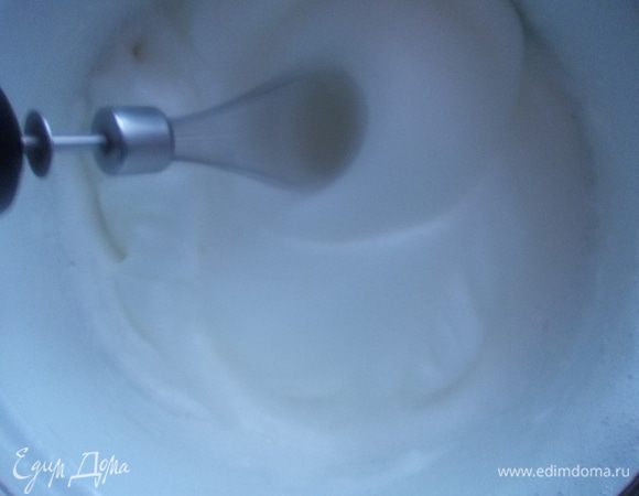 Тем временем начинаем взбивать белки, с добавлением щепотки соли. Должна быть крепкая пена.