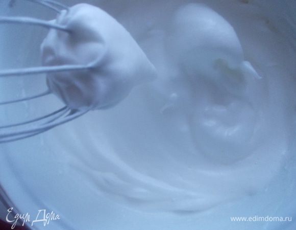 Затем, продолжая взбивать, добавляем постепенно стакан сахара.взбиваем, пока не растворится сахар и не получаться  такие вот пики.